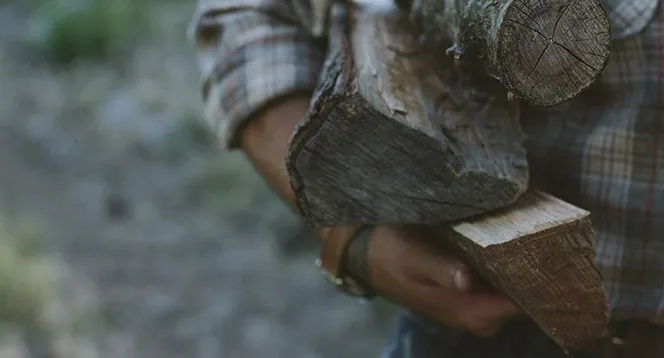 Dřevo už není v kurzu! Moderní muž topí biomasou