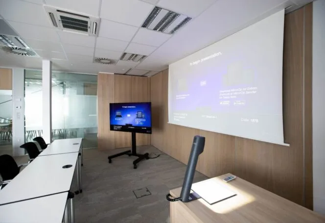 Moderní školicí centrum Osvit Servis vybavené prezentační technikou s projekcí, monitory a stropním ozvučením.