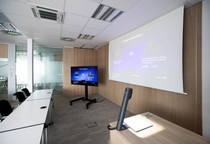 Moderní školicí centrum Osvit Servis vybavené prezentační technikou s projekcí, monitory a stropním ozvučením.