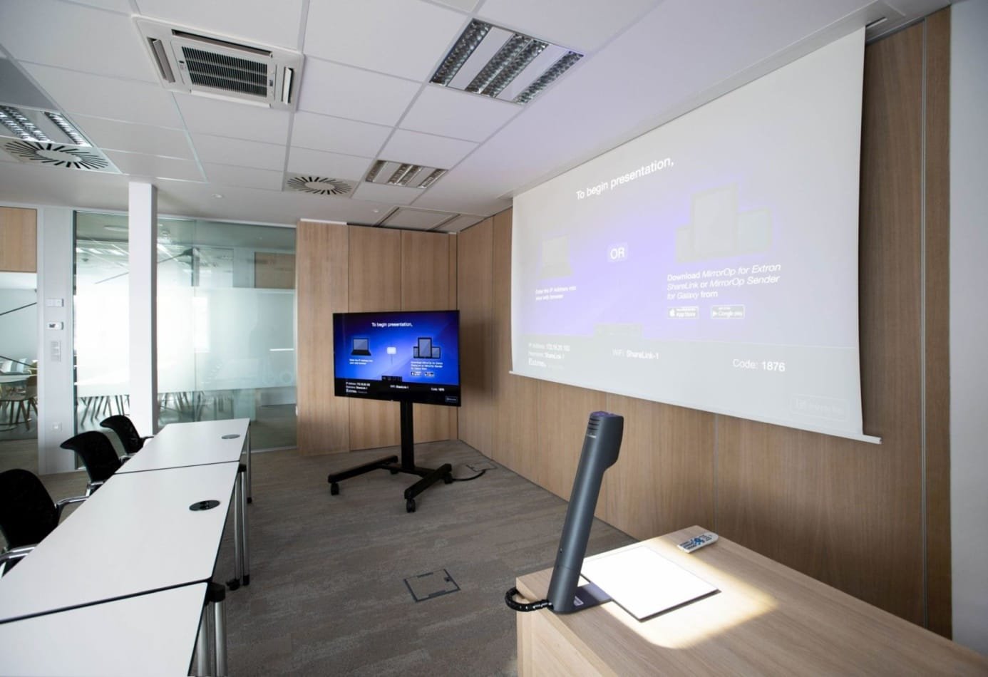 Moderní školicí centrum Osvit Servis vybavené prezentační technikou s projekcí, monitory a stropním ozvučením.