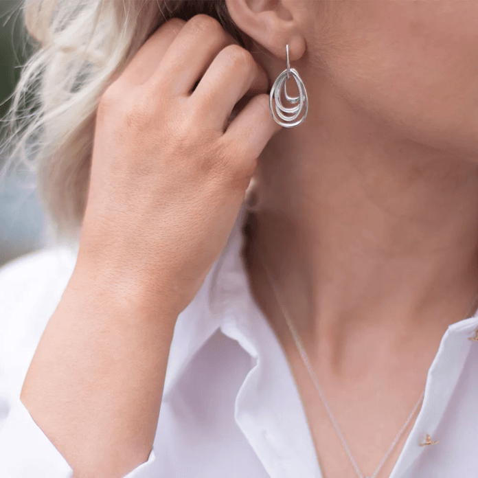 Stříbrné náušnice Hot Diamonds Chandelier Vintage Drop s výraznějším tvarem pro slavnostnější příležitosti.