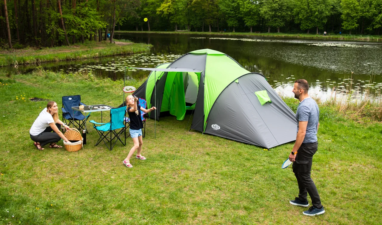 Od ranního pikniku po noc pod stanem – letní výbava pro pohodový den venku