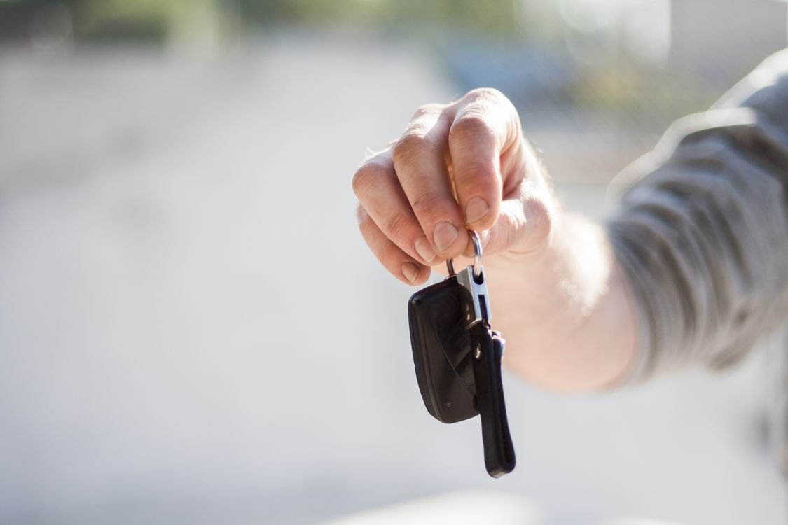 Vlastní auto nebo půjčené? Kolik dnes stojí mít auto a kdy se víc vyplatí si ho půjčit